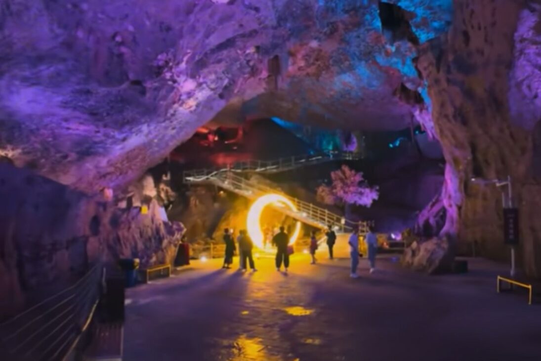 Lagoa na China revela cavernas gigantes, escadaria de pedra e complexo subterrâneo em um mistério arqueológico.