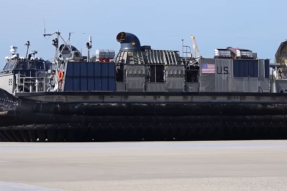 Navio gigante USS Bataan reúne convés de voo, Fuzileiros Navais e lógica de porta aviões para reagir rápido em missões no mar.