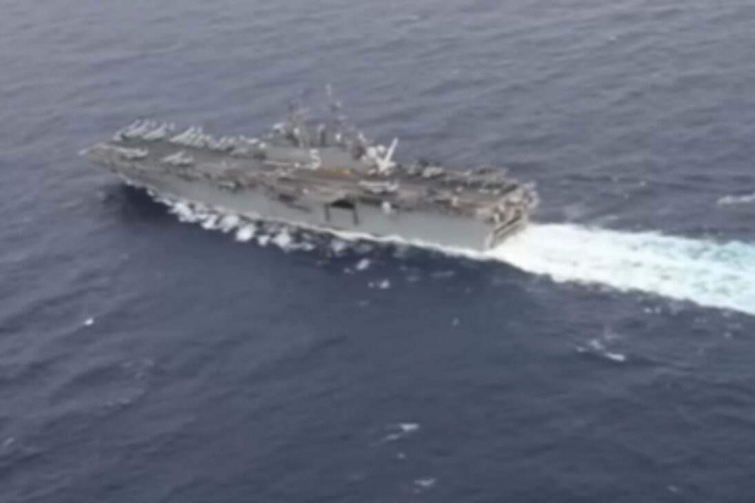Navio gigante USS Bataan reúne convés de voo, Fuzileiros Navais e lógica de porta aviões para reagir rápido em missões no mar.