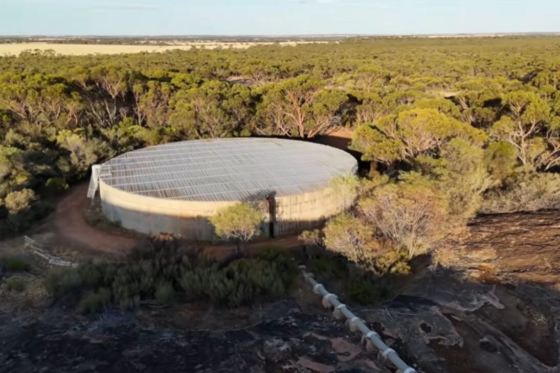 Fazenda de 10 mil hectares na Austrália depende de água, chuva e energia solar para captar, bombear e transportar recursos que mantêm reservatórios, ovelhas e plantações ativos no interior seco.