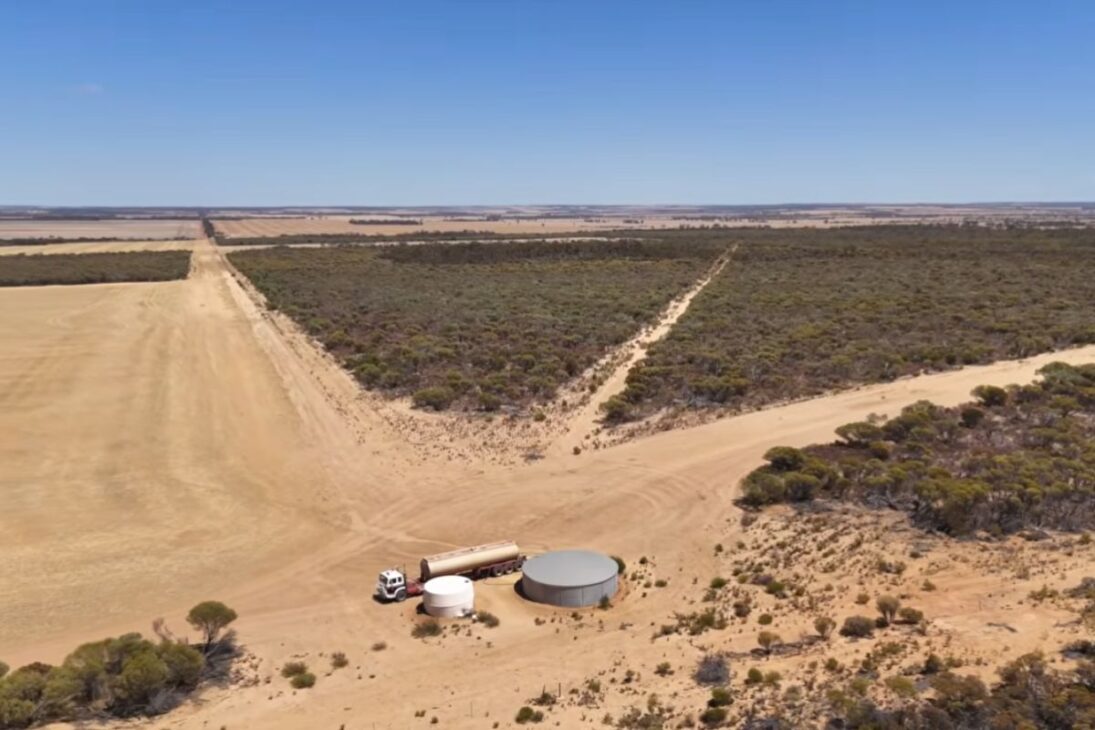 Fazenda de 10 mil hectares na Austrália depende de água, chuva e energia solar para captar, bombear e transportar recursos que mantêm reservatórios, ovelhas e plantações ativos no interior seco.