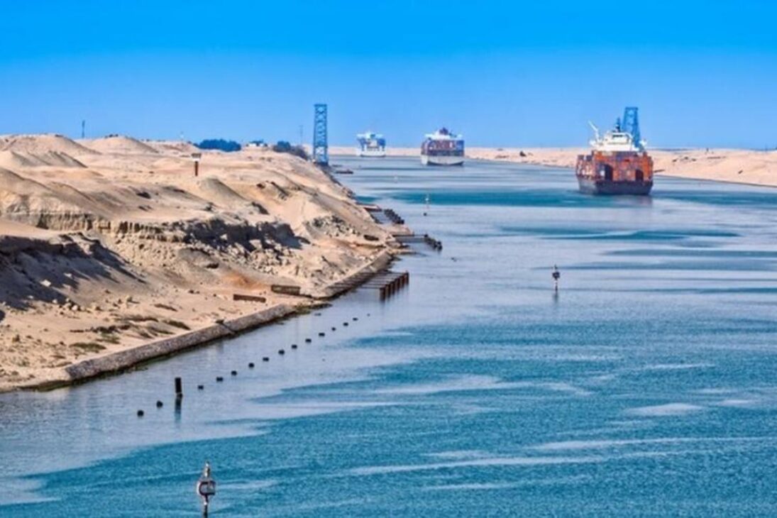 gigantesca ferida artificial no Egito, o Canal de Suez liga o Mar Mediterrâneo ao Mar Vermelho, encurta rotas entre Europa e Ásia e sustenta parte crítica do comércio mundial.