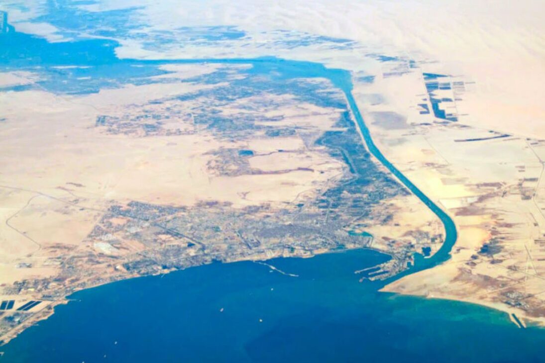 gigantesca ferida artificial no Egito, o Canal de Suez liga o Mar Mediterrâneo ao Mar Vermelho, encurta rotas entre Europa e Ásia e sustenta parte crítica do comércio mundial.