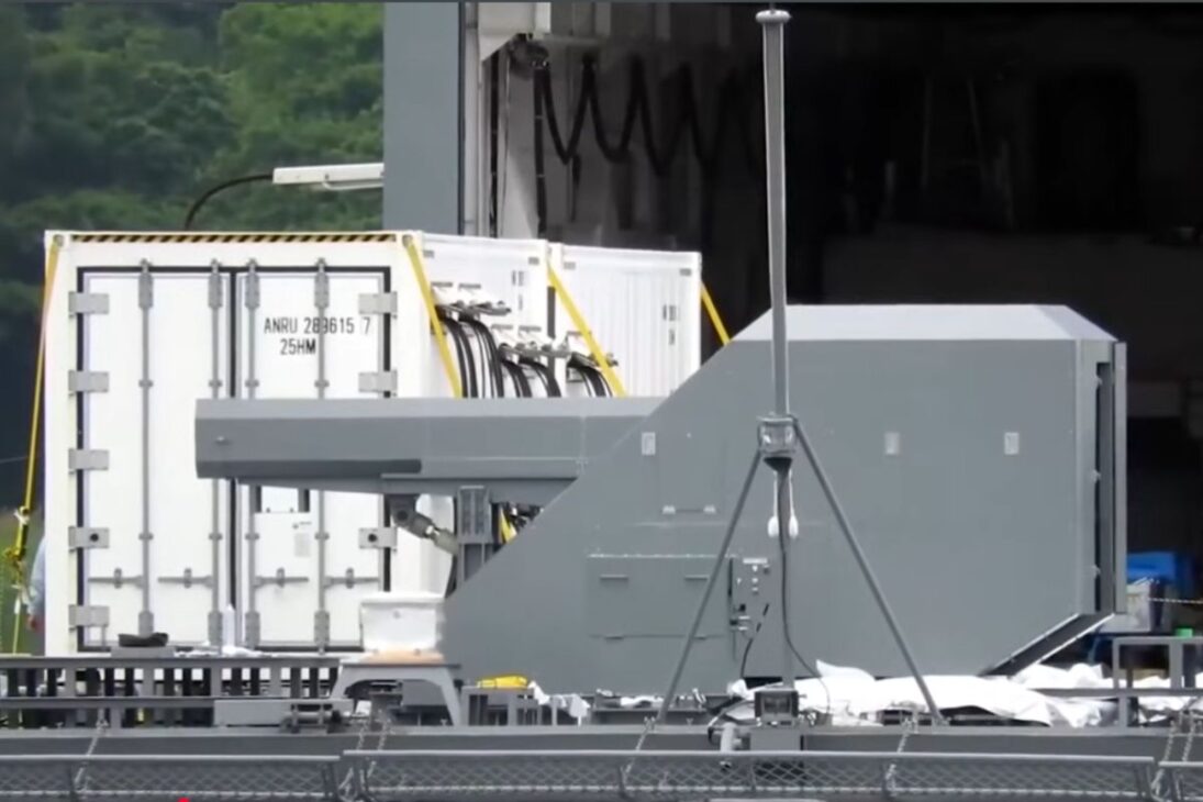 Nova arma eletromagnética do Japão usa railgun acima de Mach 6 para enfrentar mísseis hipersônicos no mar e pode mudar a defesa antimíssil com tiros mais rápidos e baratos.