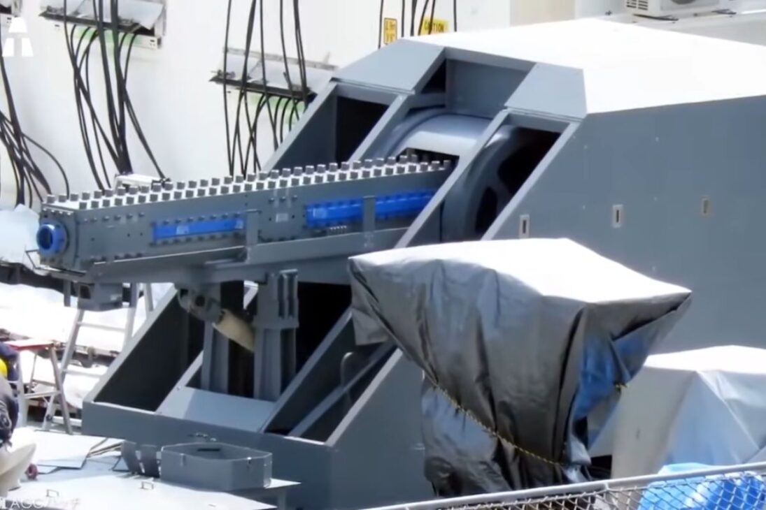 Nova arma eletromagnética do Japão usa railgun acima de Mach 6 para enfrentar mísseis hipersônicos no mar e pode mudar a defesa antimíssil com tiros mais rápidos e baratos.