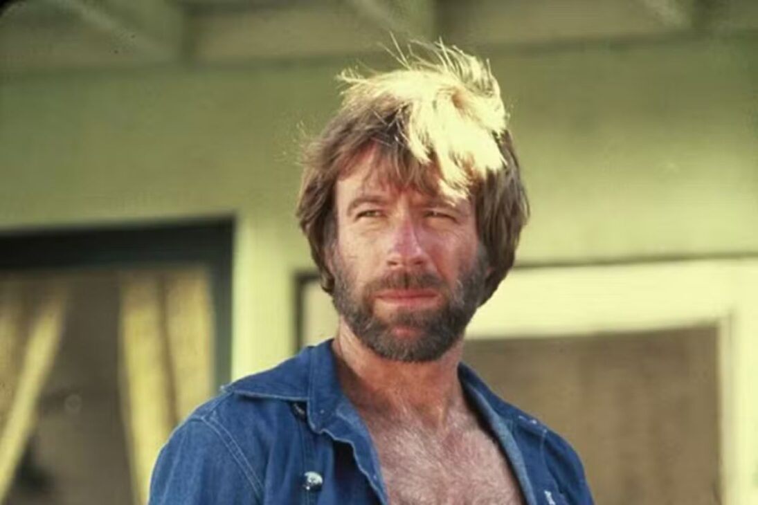 Chuck Norris morre aos 86 anos no Havaí. Lenda das artes marciais e maior meme da internet, ele deixa um legado que seus memes garantem eterno.