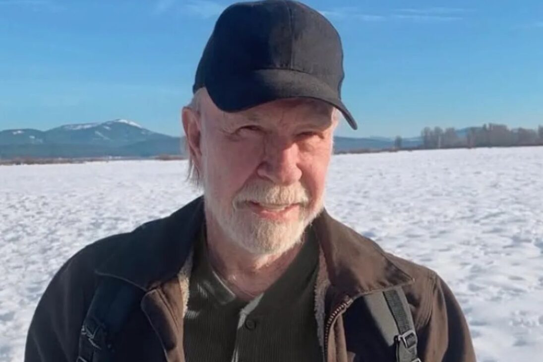 Chuck Norris morre aos 86 anos no Havaí. Lenda das artes marciais e maior meme da internet, ele deixa um legado que seus memes garantem eterno.