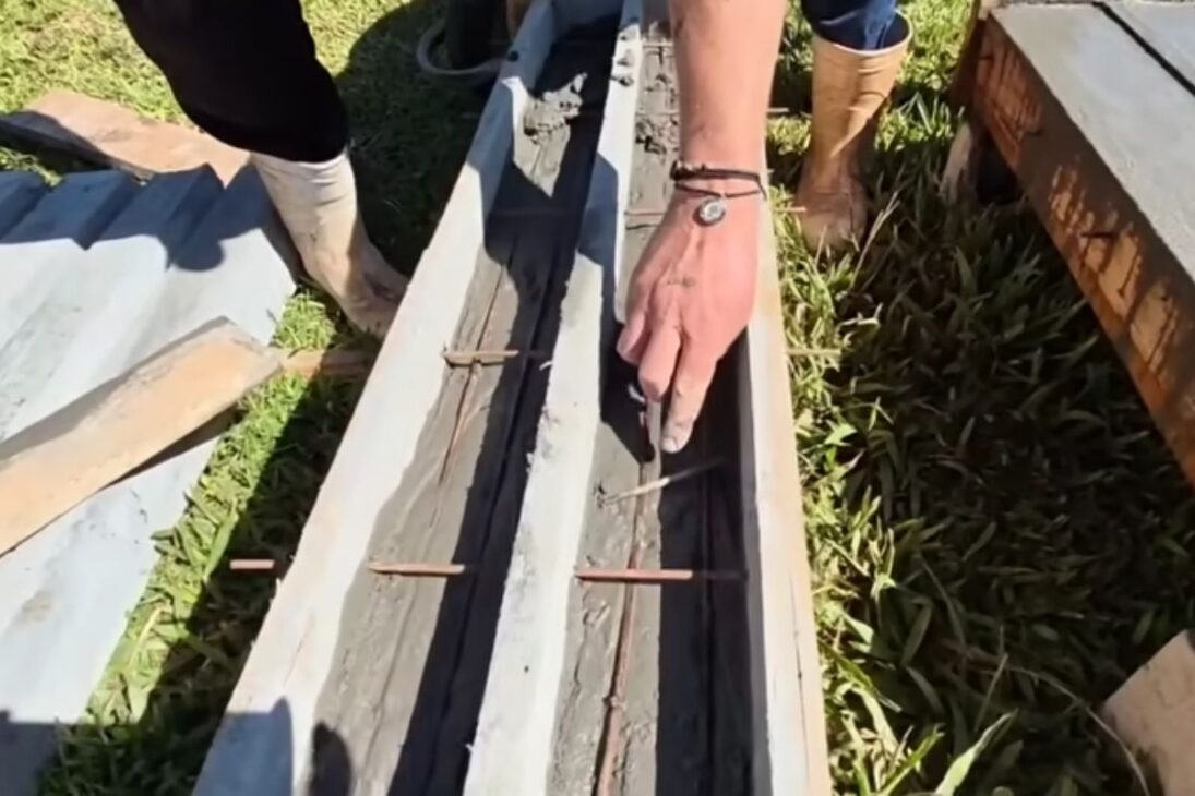 Pedreiro mostra palanques de concreto para terreno e explica como economizar nas formas.