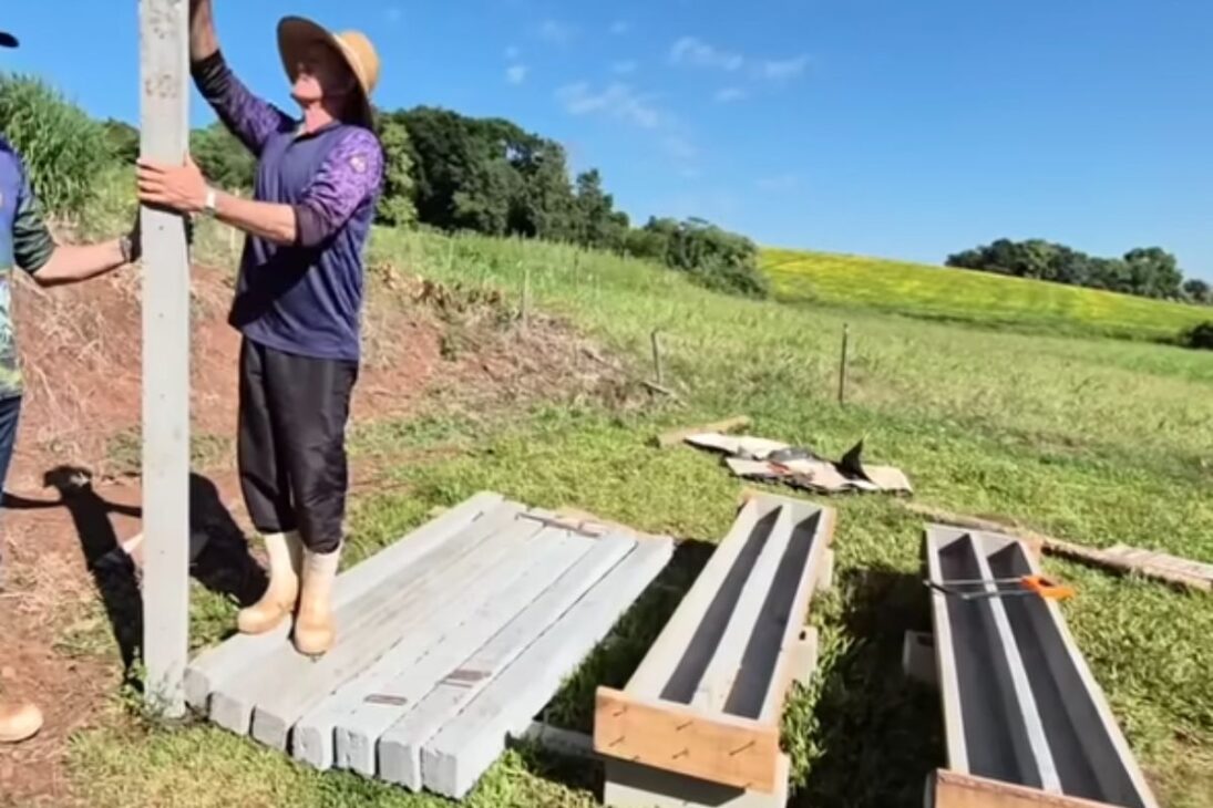 Pedreiro mostra palanques de concreto para terreno e explica como economizar nas formas.
