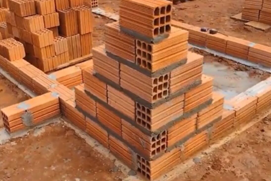 Pedreiro ensina canto com tijolo, prumo e alinhamento para levantar parede e muro sem erro na obra.