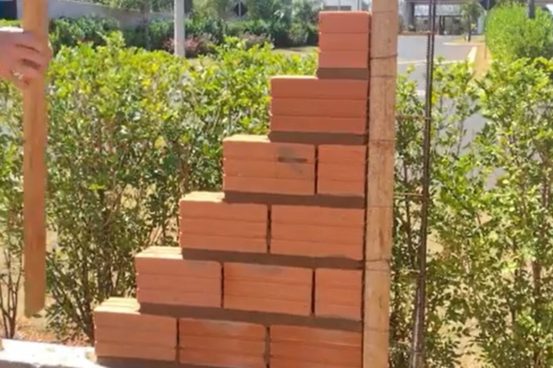 Pedreiro ensina canto com tijolo, prumo e alinhamento para levantar parede e muro sem erro na obra.