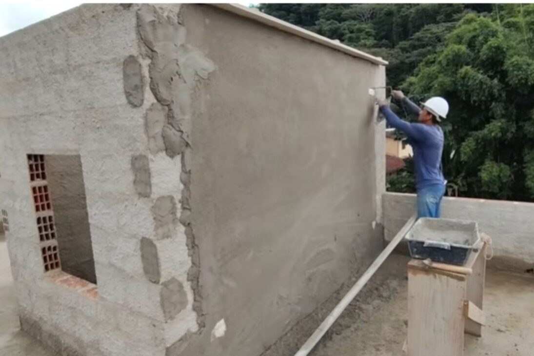 Pedreiro ensina reboco com prumo, mestras e acabamento para deixar a parede alinhada e lisa mesmo para iniciantes.