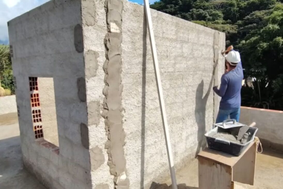 Pedreiro ensina reboco com prumo, mestras e acabamento para deixar a parede alinhada e lisa mesmo para iniciantes.