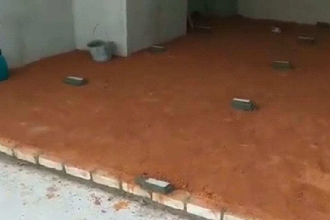 Pedreiro ensina contrapiso com nível, régua e queda bem definida para evitar água empoçada e desnível.
