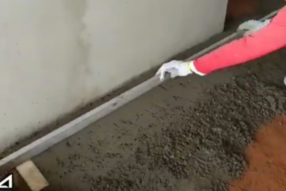Pedreiro ensina contrapiso com nível, régua e queda bem definida para evitar água empoçada e desnível.