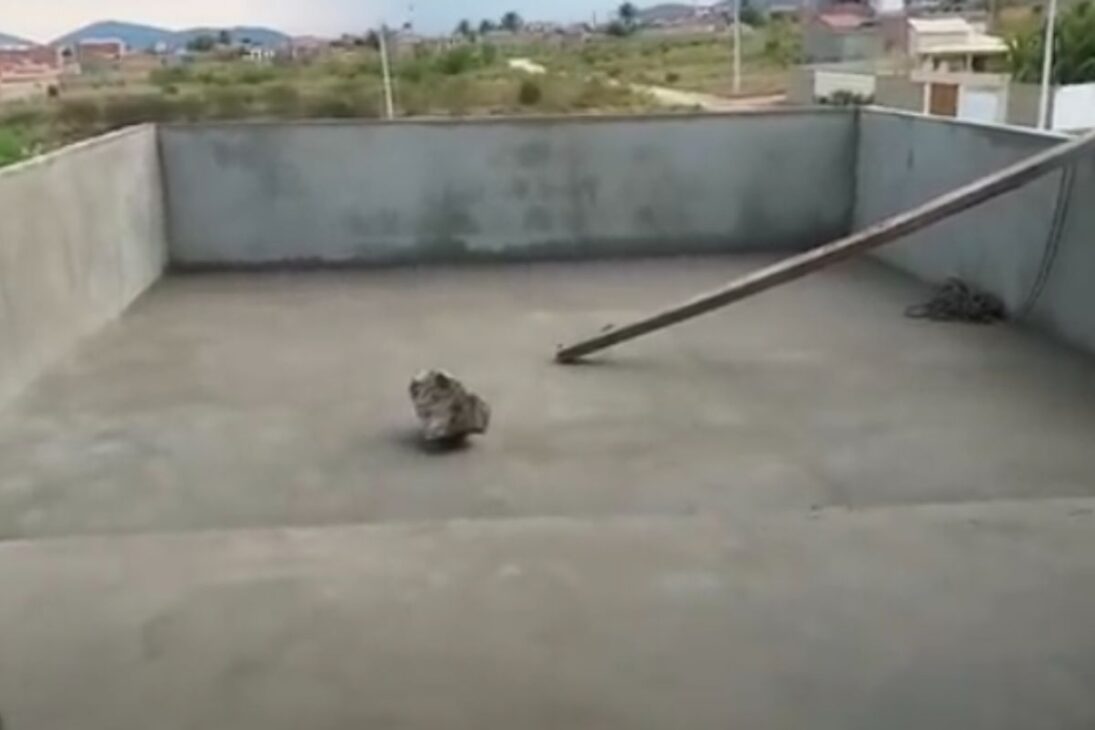 Pedreiro ensina contrapiso com nível, régua e queda bem definida para evitar água empoçada e desnível.