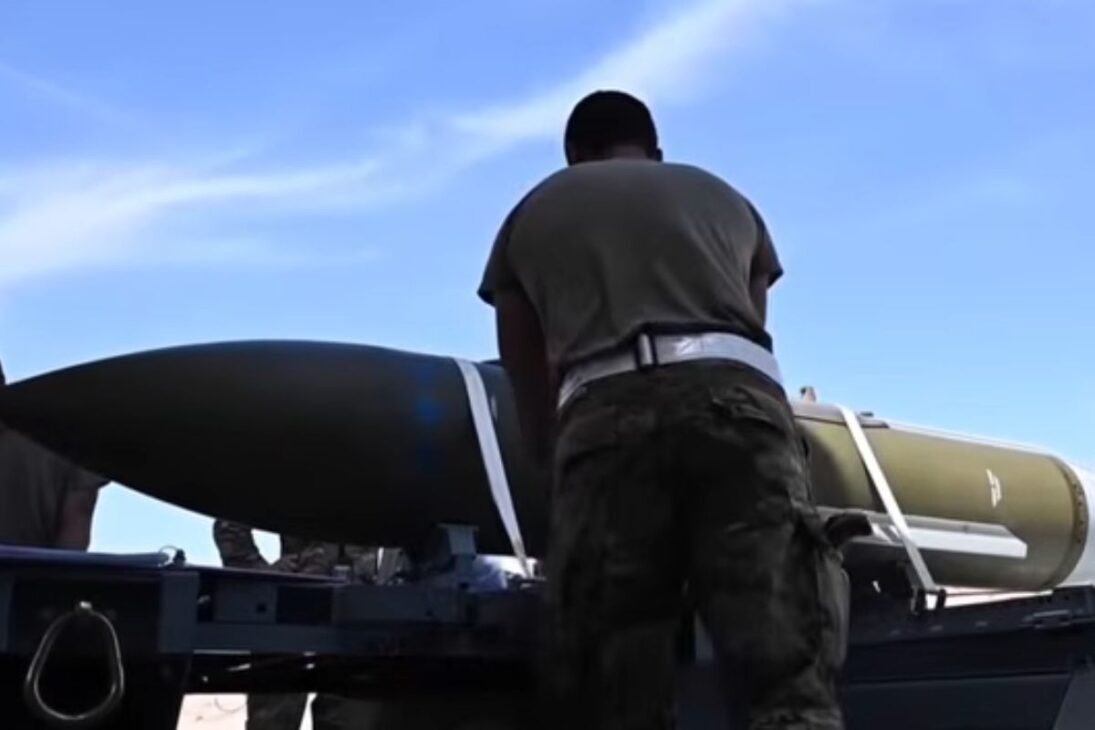 Super bomba dos Estados Unidos no estreito de Ormuz amplia guerra e põe petróleo sob alerta global.