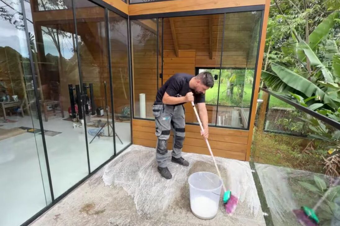 Piso de pedras para área externa aplicado sobre laje entrega acabamento drenante, sem rejunte, com visual natural, rápida saída da água e resistência para circulação de pessoas.