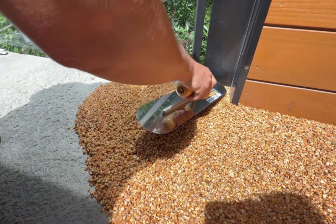 Piso de pedras para área externa aplicado sobre laje entrega acabamento drenante, sem rejunte, com visual natural, rápida saída da água e resistência para circulação de pessoas.