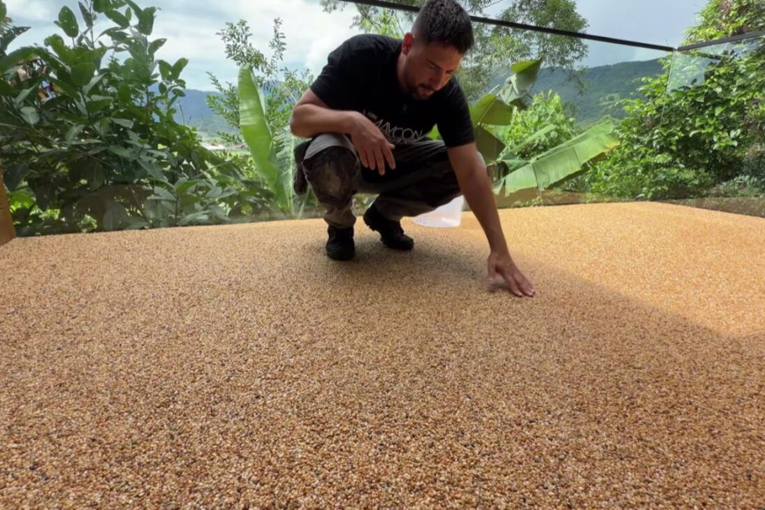 Piso de pedras para área externa aplicado sobre laje entrega acabamento drenante, sem rejunte, com visual natural, rápida saída da água e resistência para circulação de pessoas.