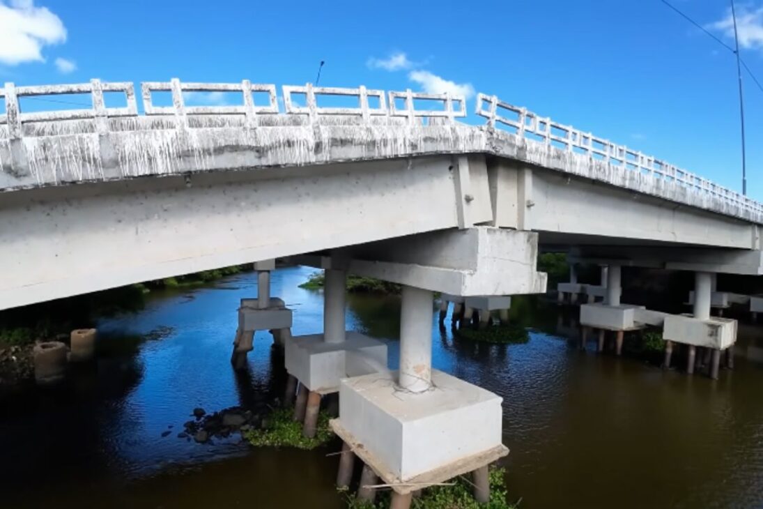 BR-101: ponte em Santa Rita mostra colapso sobre o Rio Paraíba e expõe o alerta de segurança na estrutura vizinha.
