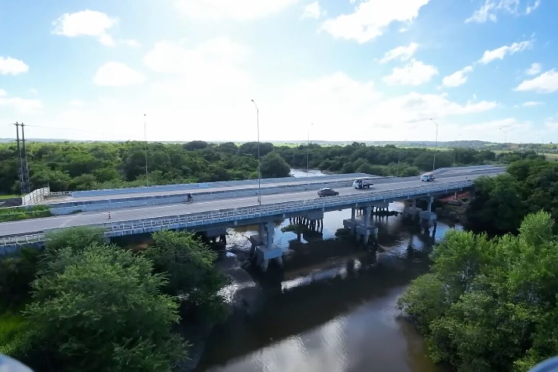 BR-101: ponte em Santa Rita mostra colapso sobre o Rio Paraíba e expõe o alerta de segurança na estrutura vizinha.