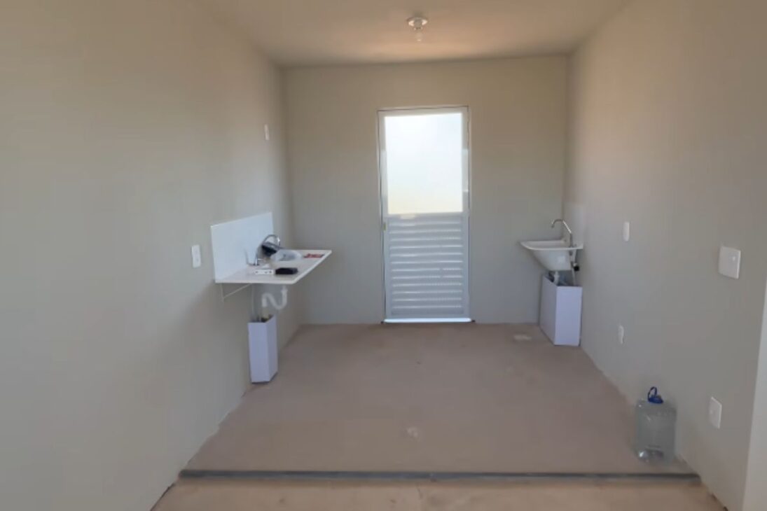 Casa da Shopee em wood frame tem dois quartos, terreno amplo e financiamento pela Caixa, modelo simples que divide opiniões.