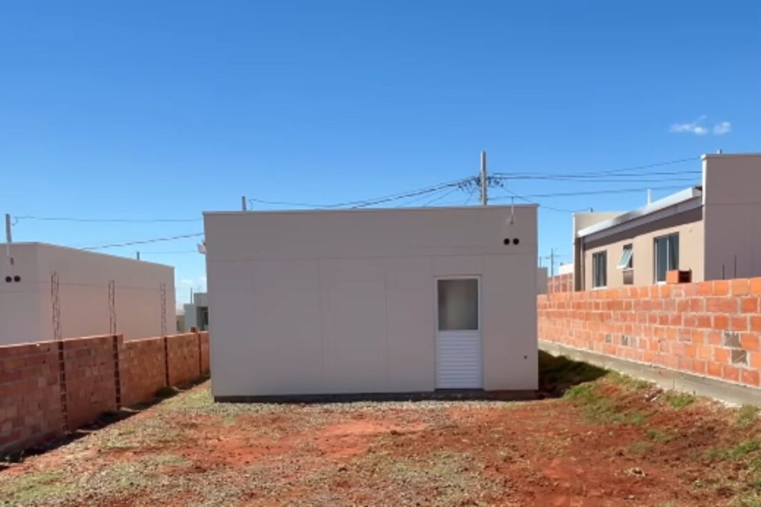 Casa da Shopee em wood frame tem dois quartos, terreno amplo e financiamento pela Caixa, modelo simples que divide opiniões.
