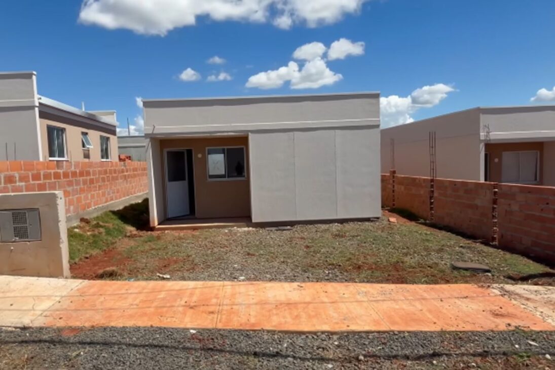 Casa da Shopee em wood frame tem dois quartos, terreno amplo e financiamento pela Caixa, modelo simples que divide opiniões.