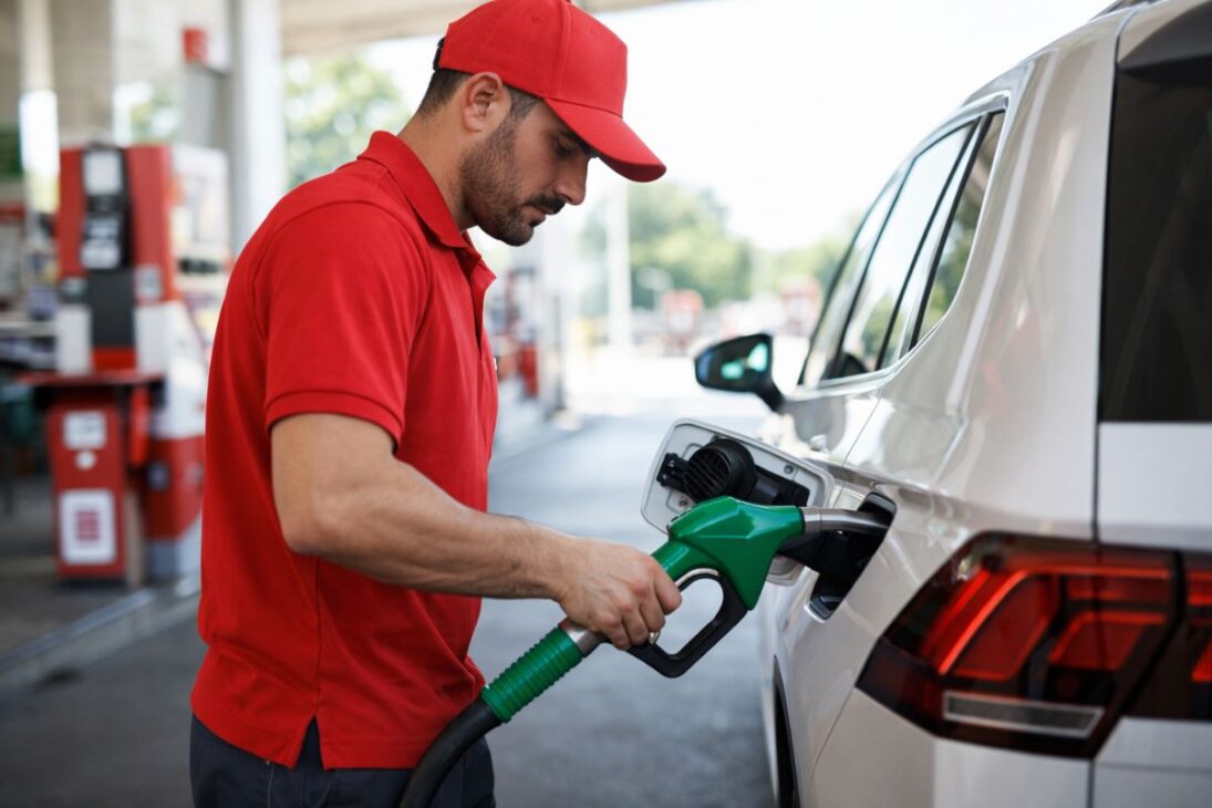 Frentista nos Estados Unidos: crise do petróleo e self-service mudaram os postos e ajudaram a baratear a gasolina.