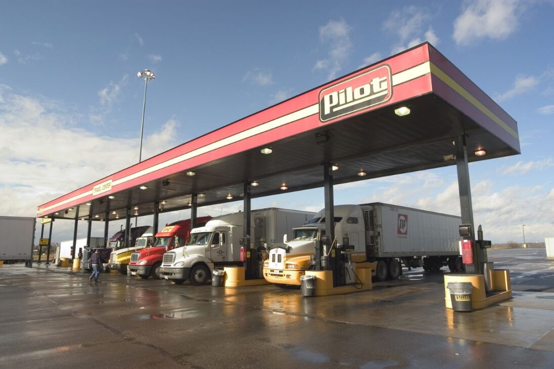 Frentista nos Estados Unidos: crise do petróleo e self-service mudaram os postos e ajudaram a baratear a gasolina.