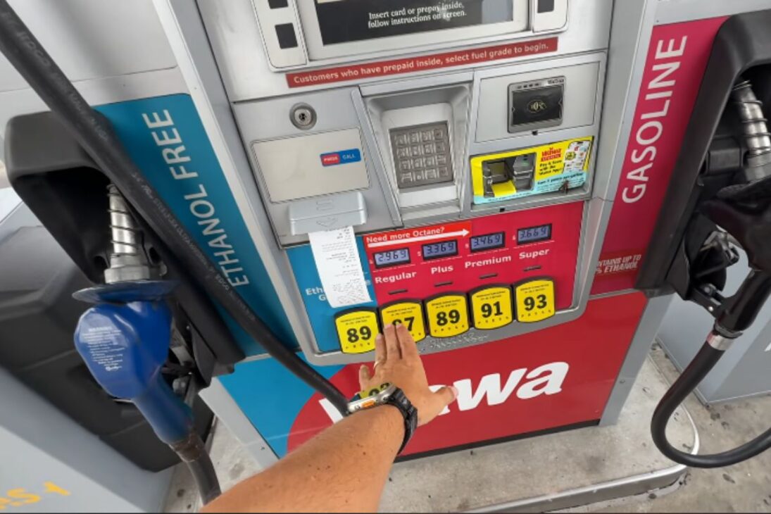 Frentista nos Estados Unidos: crise do petróleo e self-service mudaram os postos e ajudaram a baratear a gasolina.