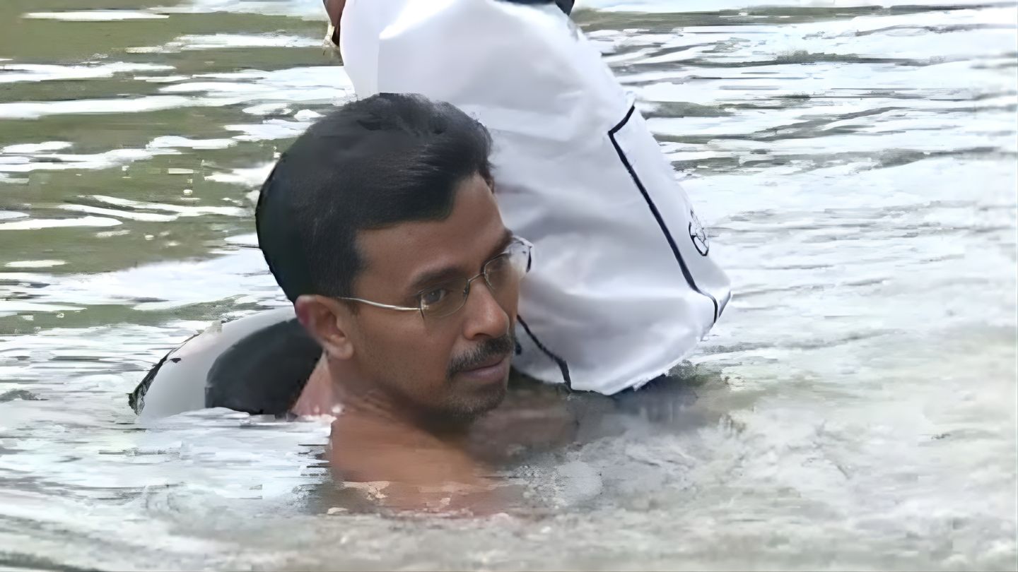 Professor atravessa rio a nado para dar aula: homem passa mais de 20 anos repetindo a jornada, carregando livros em sacos plásticos e usando uma boia improvisada, até se tornar símbolo extremo de dedicação à educação na Índia