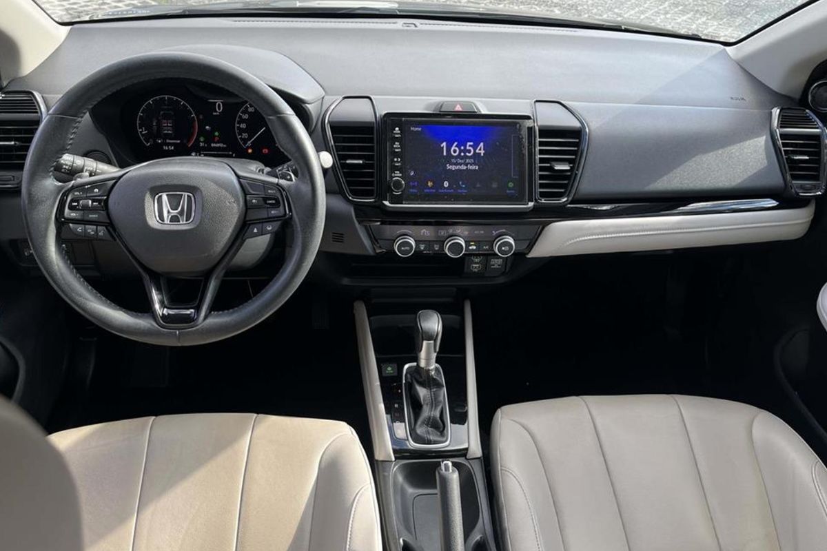 Qual carro comprar com R$ 140 mil a R$ 160 mil para viajar com a família e por que um sedã pode entregar mais segurança, economia e porta-malas que muito SUV
