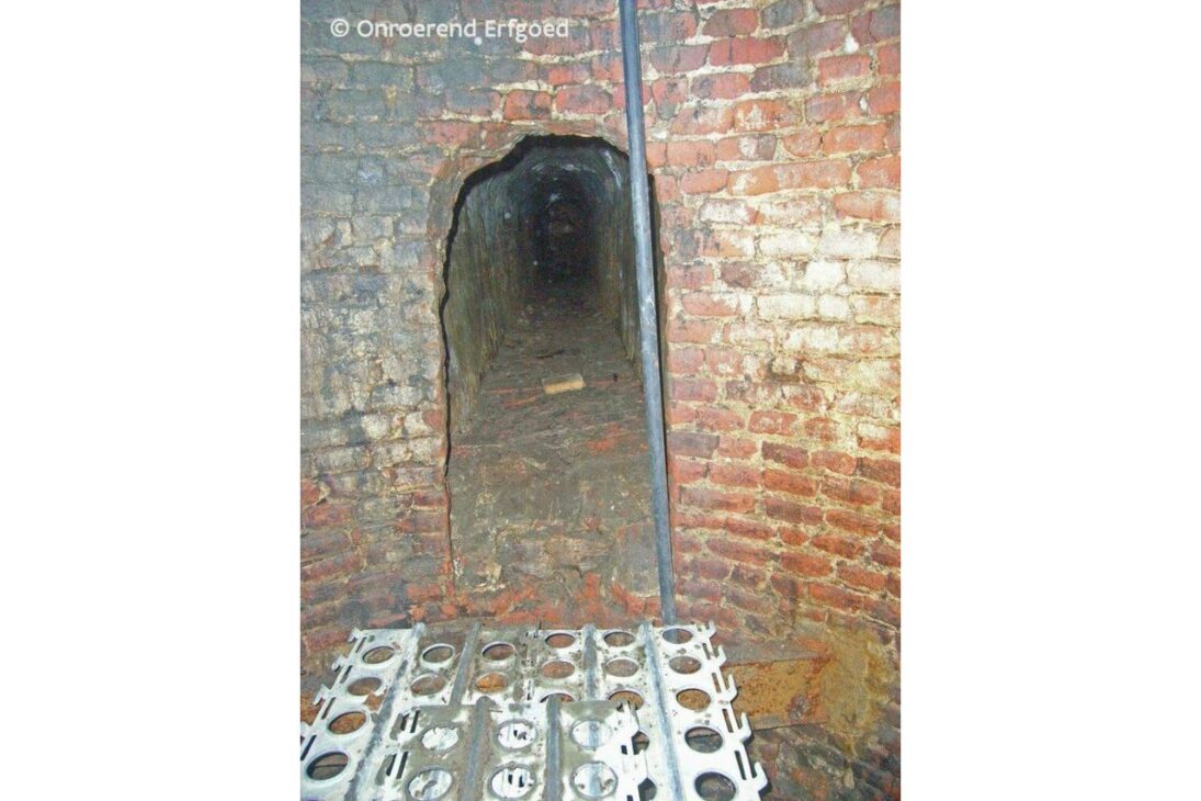 reforma em casarão em Tielt revela túnel, poço e ligação subterrânea na Nieuwstraat sob casas históricas da Bélgica.