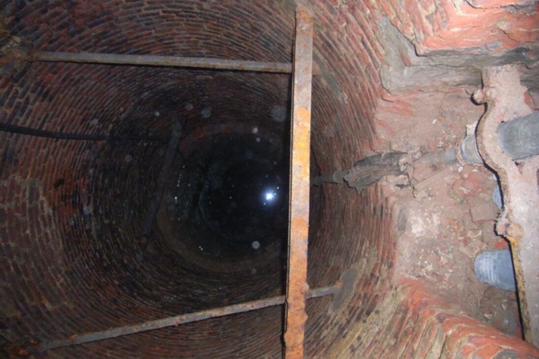 reforma em casarão em Tielt revela túnel, poço e ligação subterrânea na Nieuwstraat sob casas históricas da Bélgica.