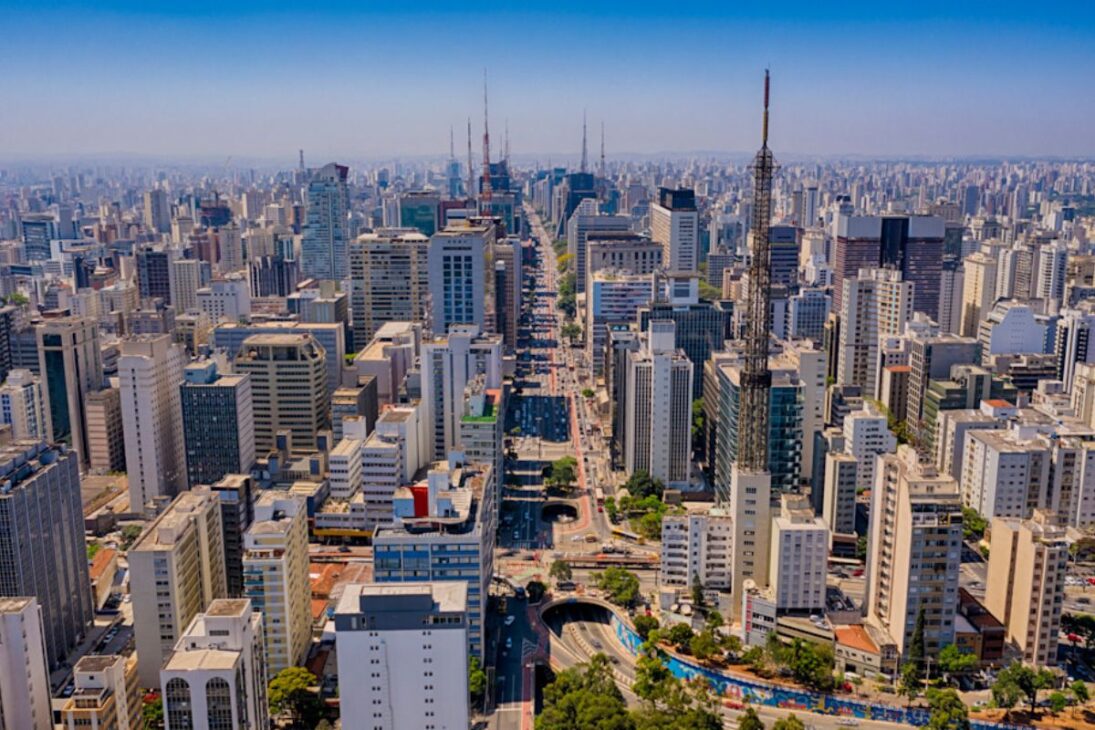 São Paulo compara habitantes e veículos com países, mede PIB e depende do metrô para mover milhões todos os dias.