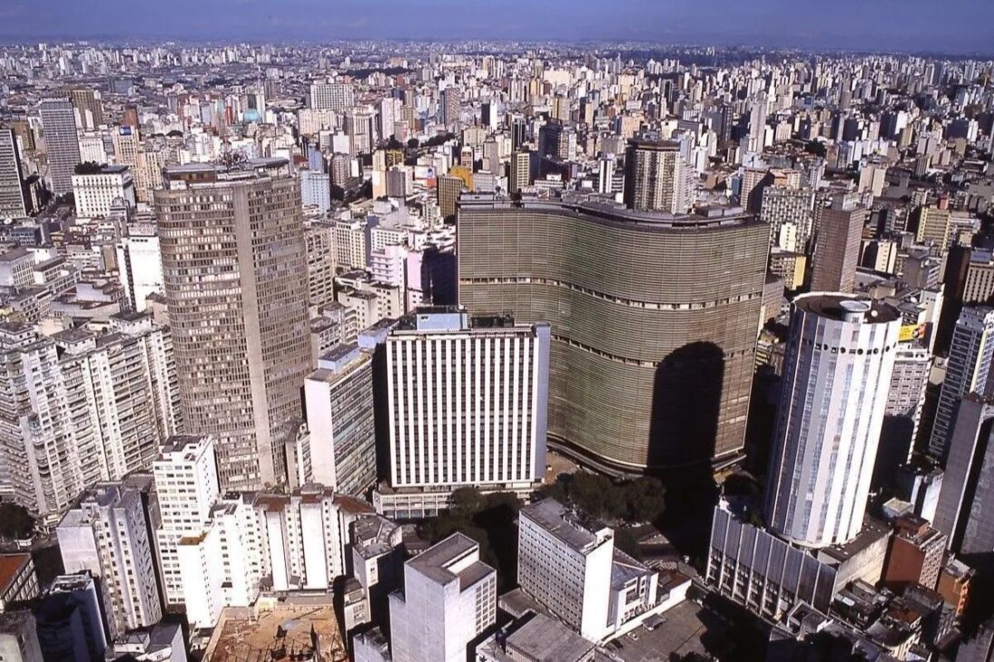 São Paulo compara habitantes e veículos com países, mede PIB e depende do metrô para mover milhões todos os dias.