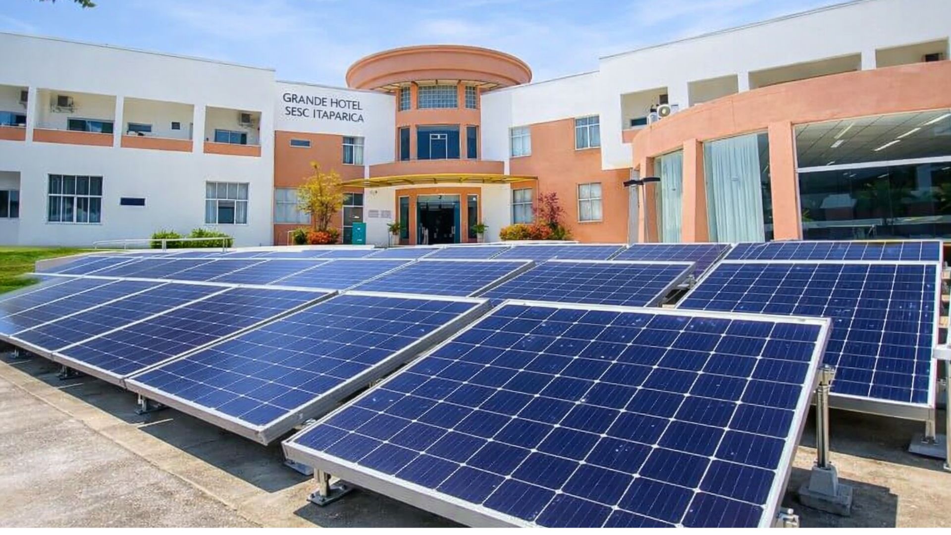 Fachada do Sesc-BA com painéis solares instalados em primeiro plano, destacando uso de energia renovável e sustentabilidade na Bahia