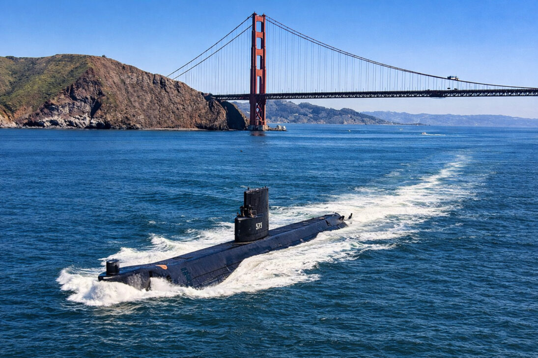 Mais eficiente que o Nautilus, o USS Seawolf foi lançado com um reator de sódio líquido que prometia revolucionar a propulsão nuclear, mas vazamentos, complexidade extrema e falhas constantes forçaram a Marinha dos EUA a abandonar a tecnologia e desmontar o sistema poucos anos depois