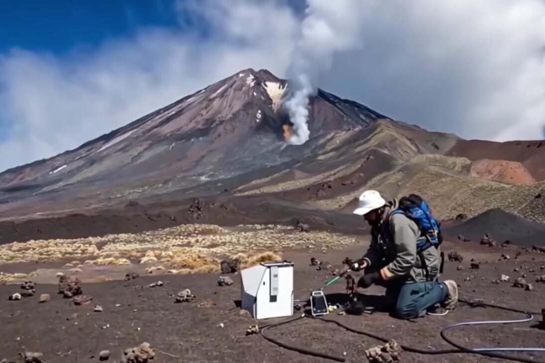 Supervulcão nos Andes do Uturunku no Altiplano Puna revela reservatório de magma e gases voláteis sob a crosta.
