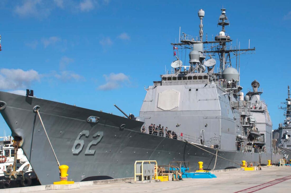 Com cerca de 9.800 toneladas, 122 células de lançamento vertical e o sistema de combate Aegis capaz de rastrear centenas de alvos ao mesmo tempo, os cruzadores classe Ticonderoga tornaram-se verdadeiros arsenais flutuantes e pilares da defesa aérea das frotas da Marinha dos Estados Unidos