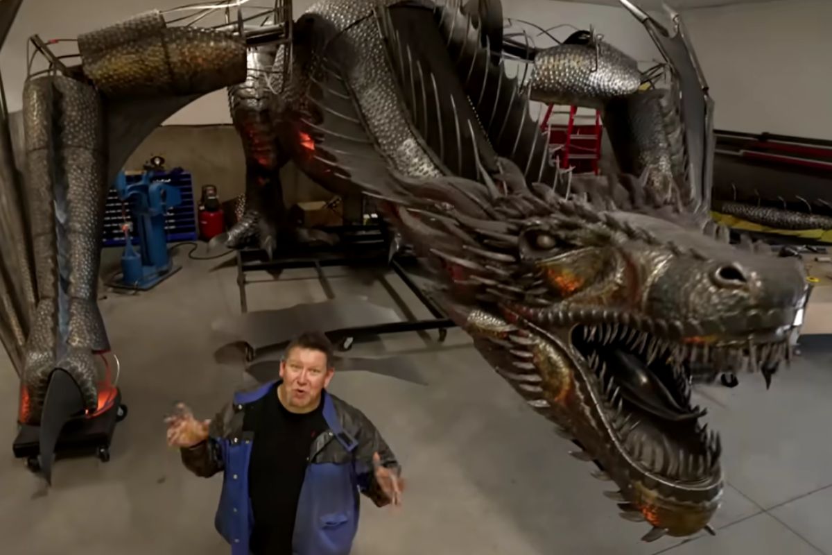 Um dragão de Game of Thrones em aço inoxidável com 12 metros, 6.800 kg e sistema de fogo real. Conheça a escultura de metal que levou dois anos para ser feita.