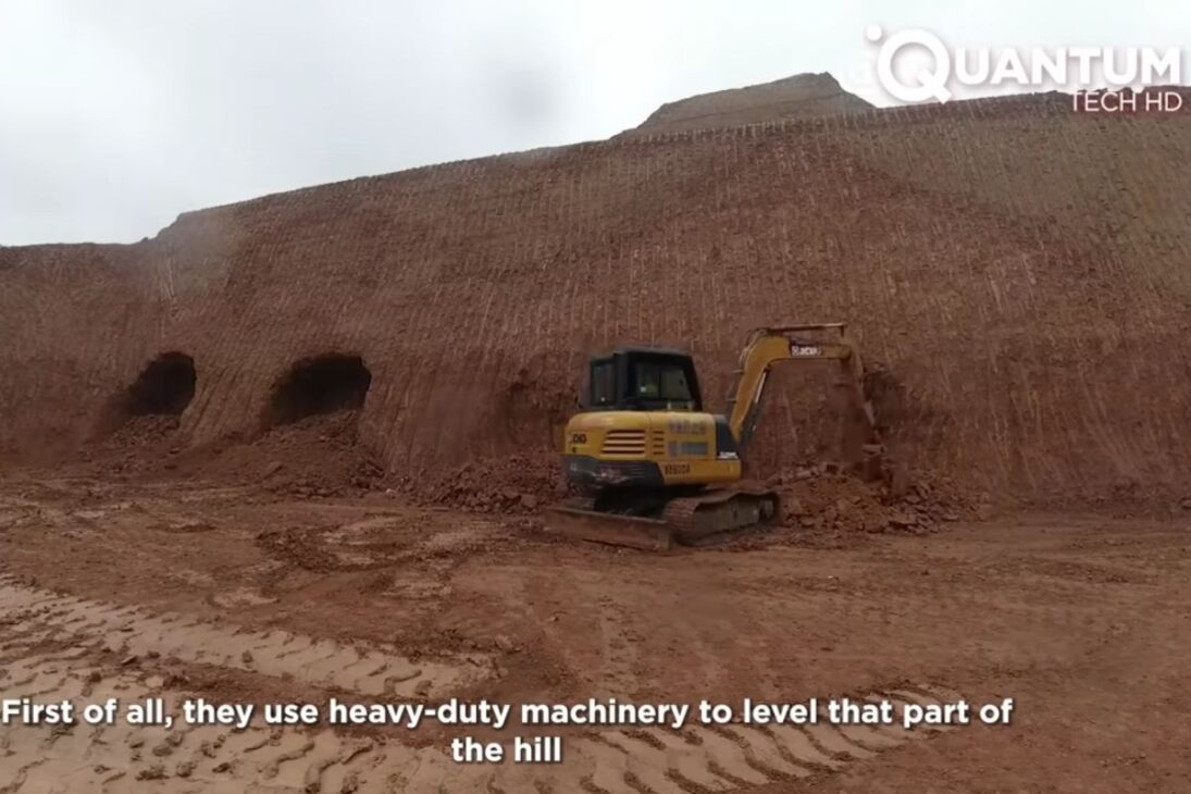 Homem compra montanha na China e constrói casa dentro da rocha com fazenda autossuficiente. Veja como a arquitetura subterrânea sustentável usa escavação com máquinas pesadas.