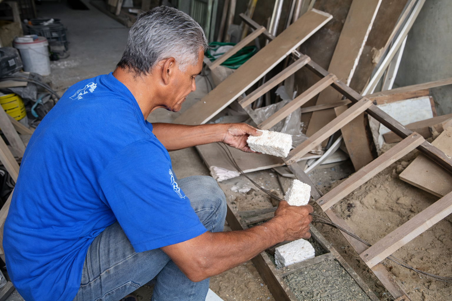 Um homem juntou isopor, garrafas PET, areia e cimento para construir bloco reciclado