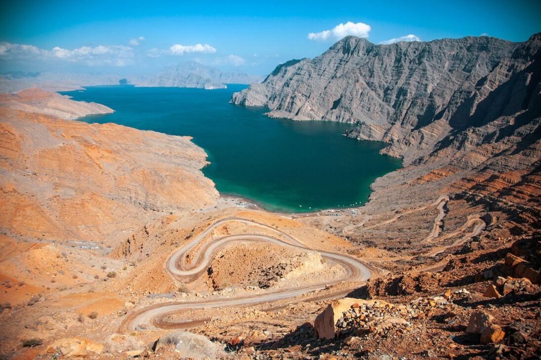 Estreito de Ormuz em alerta: Canal de Musandam desviaria navios-tanque do Golfo Pérsico, mas oleodutos e novo gargalo elevam riscos.