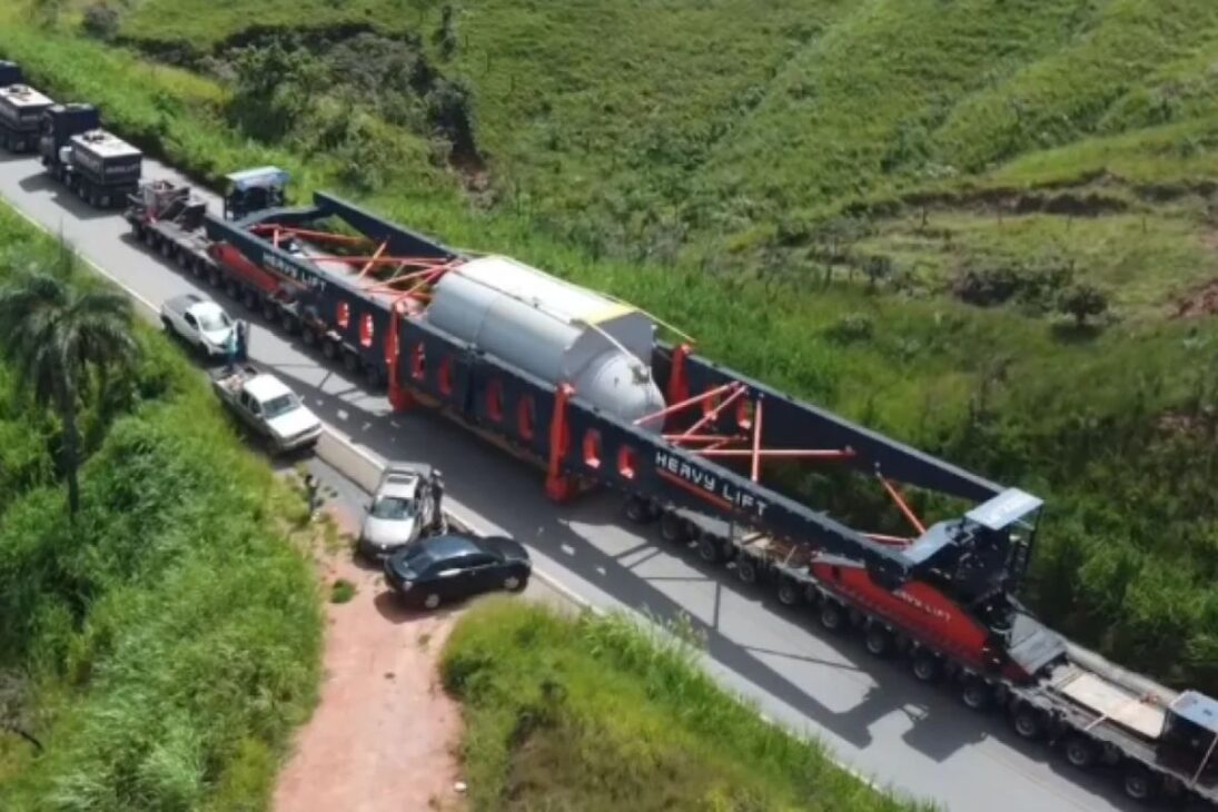 Carga colossal na BR-262 em Córrego Danta mobiliza a PRF rumo a Patos de Minas e provoca bloqueio e lentidão em Minas Gerais.