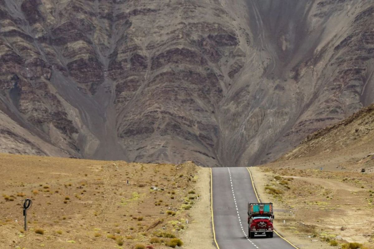 Na estrada na Índia de Ladakh, a Magnetic Hill usa ilusão de ótica: carro em ponto morto parece subir. Entenda o fenômeno e os cuidados na altitude.