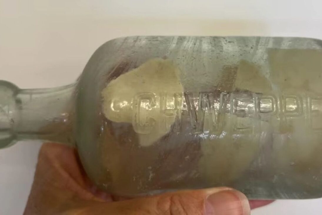 Uma garrafa lançada ao mar por dois soldados australianos em 1916 a caminho das trincheiras da Primeira Guerra Mundial ficou enterrada na areia por mais de 100 anos e as cartas dentro dela ainda estavam legíveis quando foram encontradas