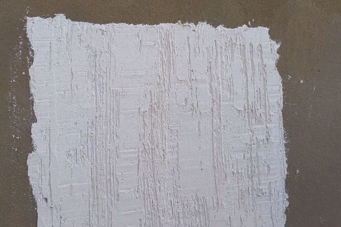 Mistura simples com massa acrílica, areia comum e vassoura velha cria textura resistente, melhora o rendimento e pode baratear o acabamento de paredes internas e externas.